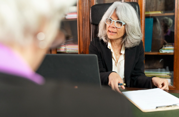 Abogado administrativo realizando asesoría a su clienta