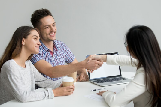 Abogado en derecho de familia resolviendo caso con pareja recién casada