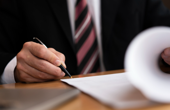 un abogado penalista firmando unos papeles