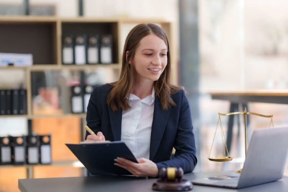 Abogada prestando sus servicios en el buffete de abogados Colombia