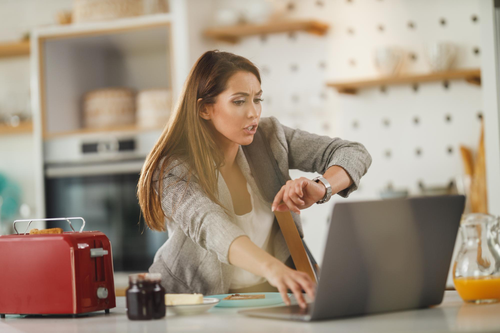 chica trabajando preocupada por sus horas extra